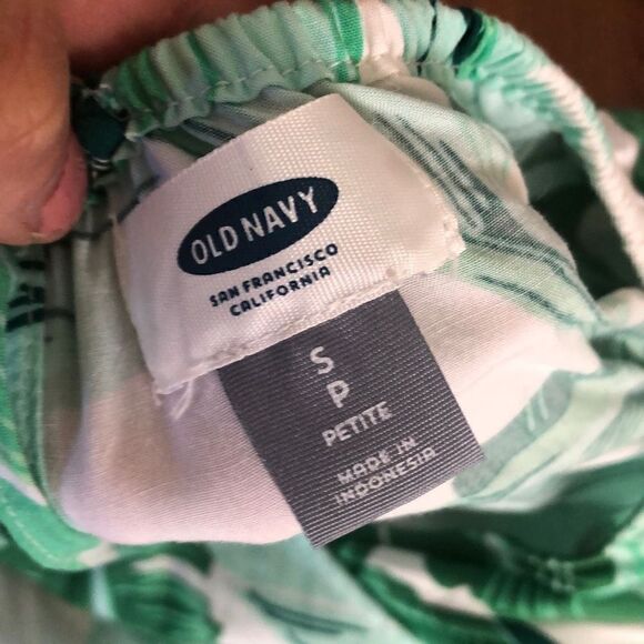 Old navy Leaf pattern romper, shorts size S petite - Picture 3 of 5